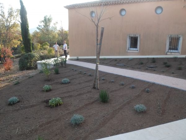 Jade Espaces Verts Paysagiste pour la création d'un jardin avec massifs fleuris à proximité d'Aix-en-Provence