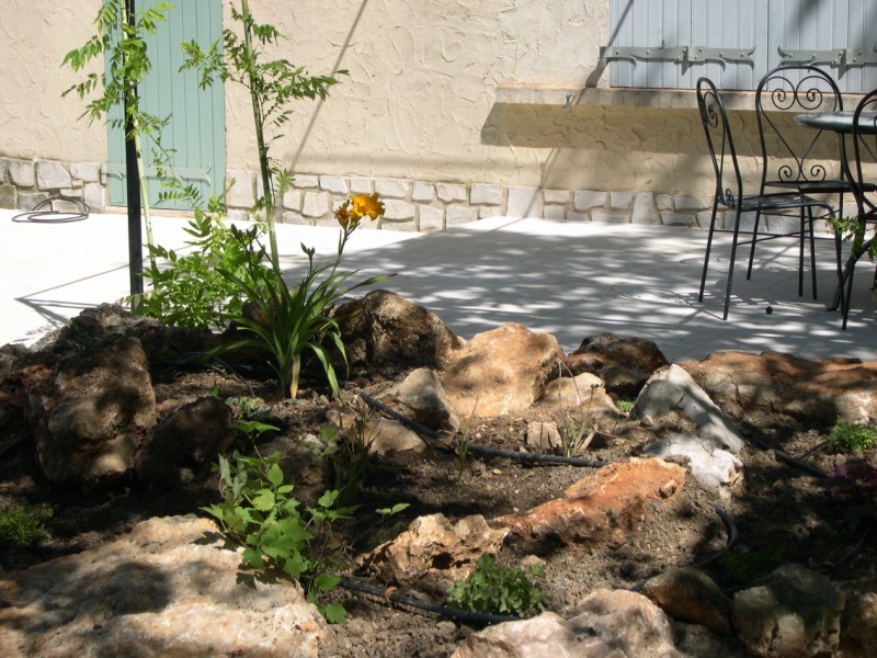 Jade Espaces Verts Paysagiste pour la création d'un jardin avec massifs fleuris près du Luc 83340