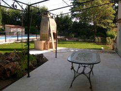 Terrasse avec barbecue et piscine dans le var