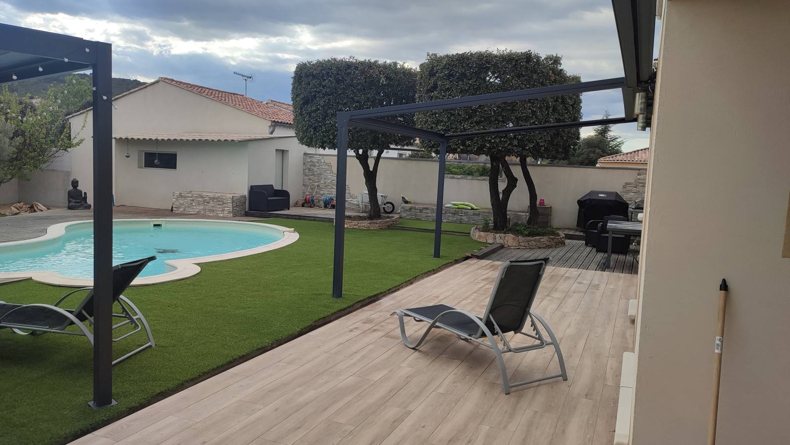 Gazon synthétique Royal Grass® autour d'une piscine à St Maximin La ste Baume