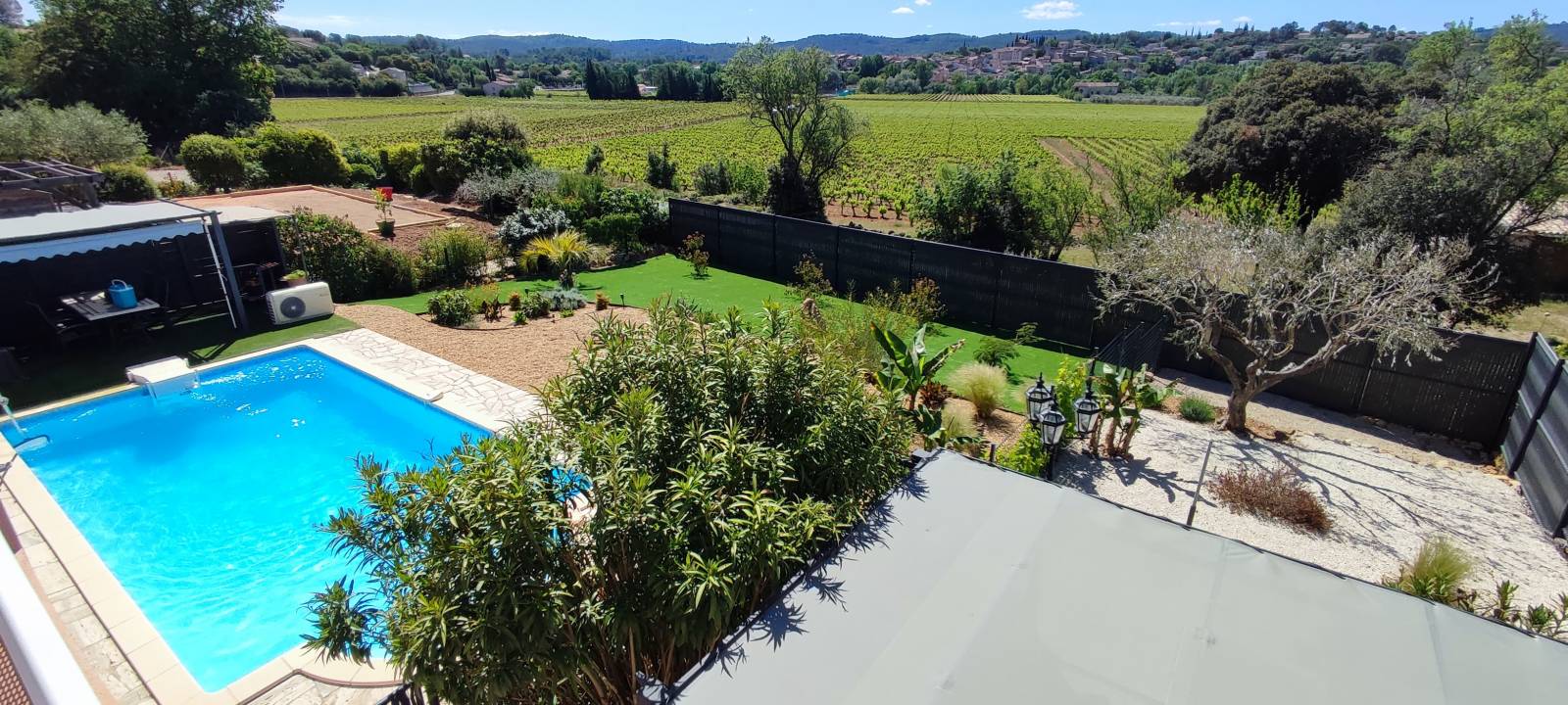 Réaménagement complet avec gazon synthétique à Carces