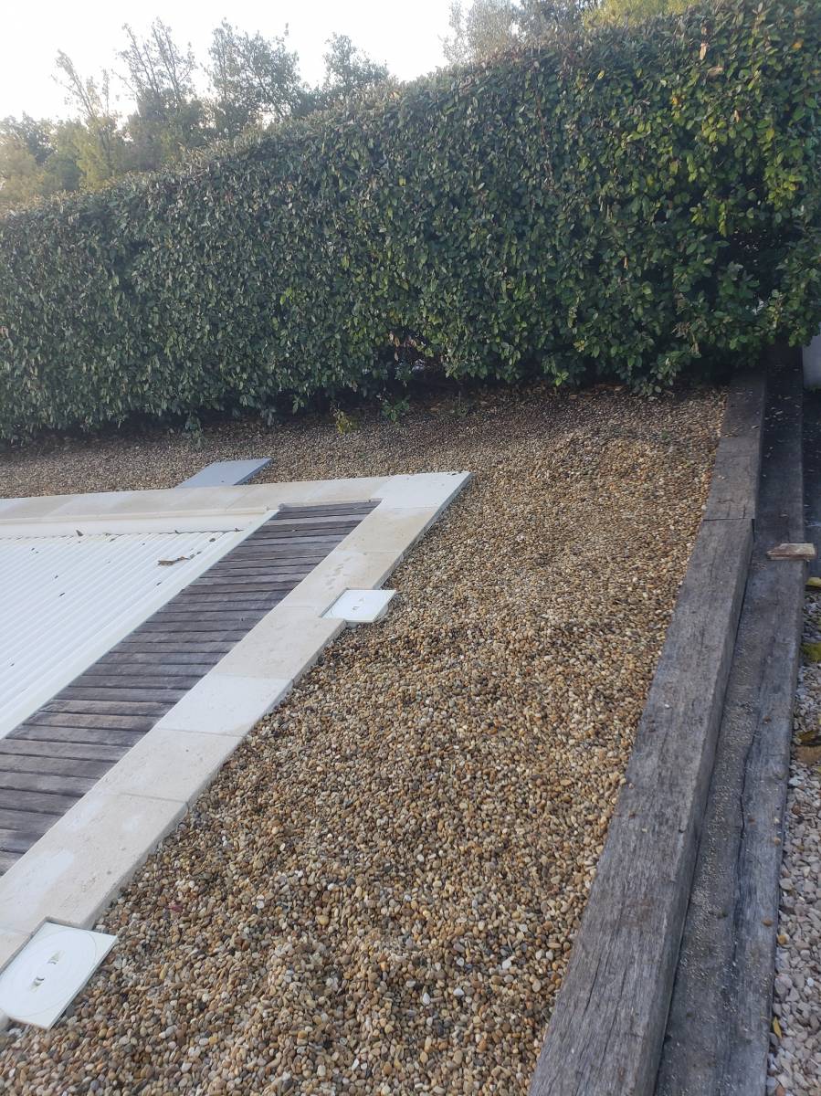 Ancienne finition galets au bord de la piscine à Pourrières