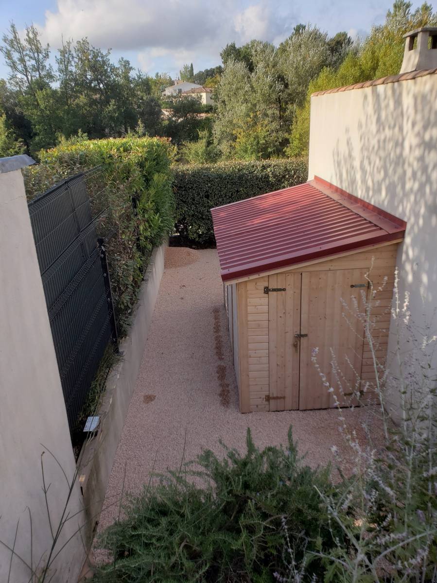 Abri de jardin sur sol stabilisé avec des dalles gravel grid dans le Var