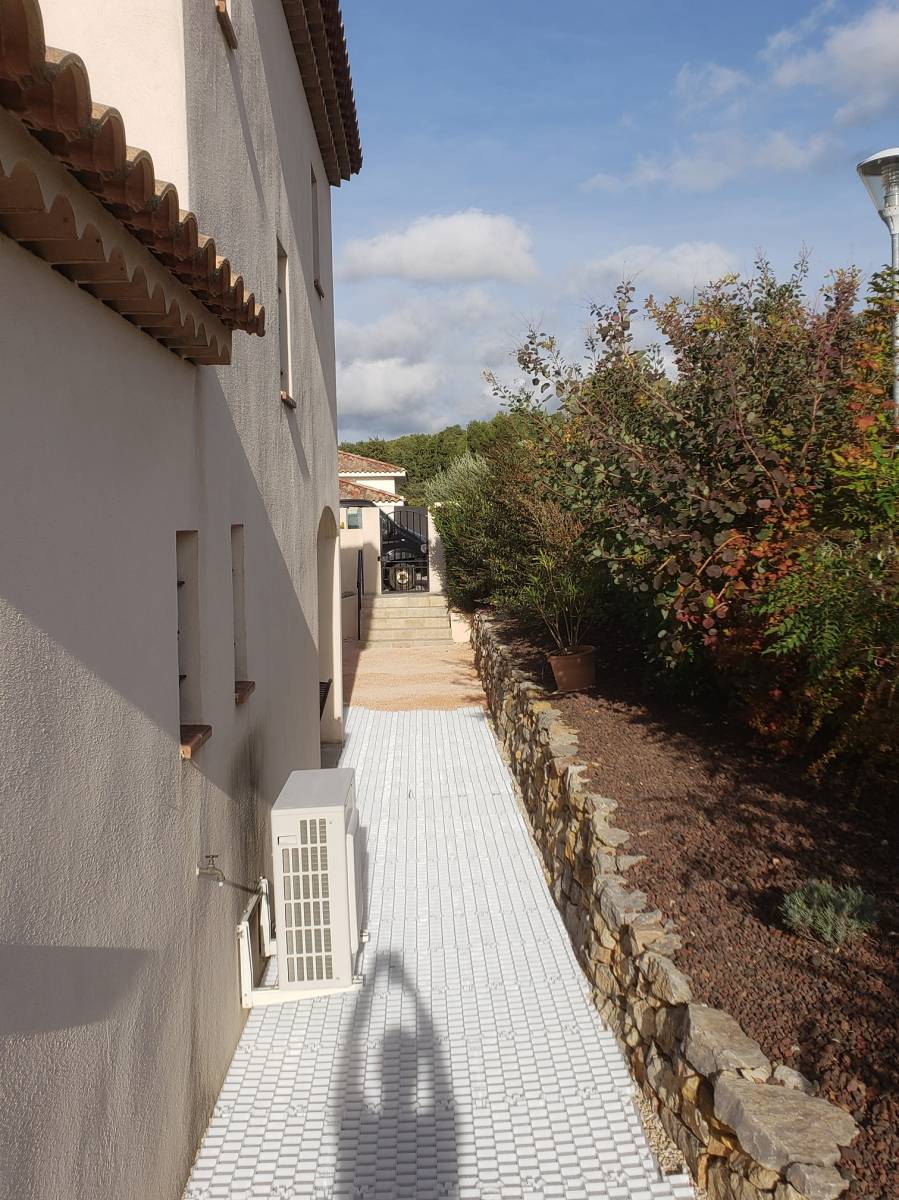 Stabilisation avec des dalles gravel Grid blanches de chez Ritter à Pourrières.