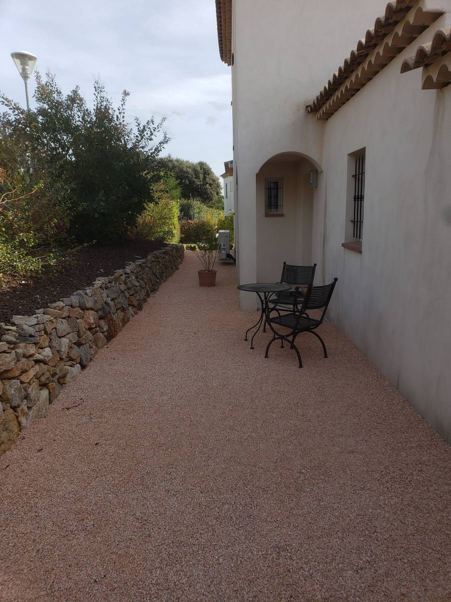 Finition stabilisation avec de gravier marbré rose à Pourrières