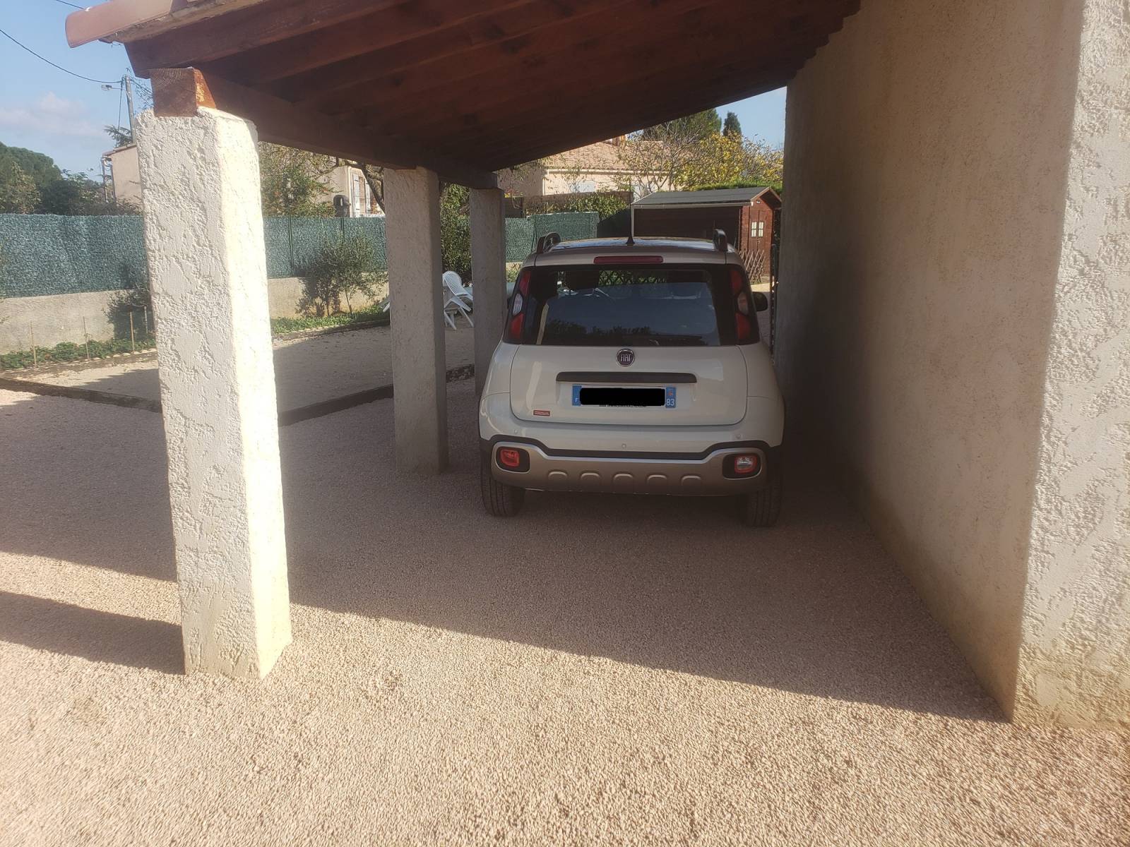 Abri de voiture stabilisé avec dalle gravel grid et gravier perméable et robuste dans le var