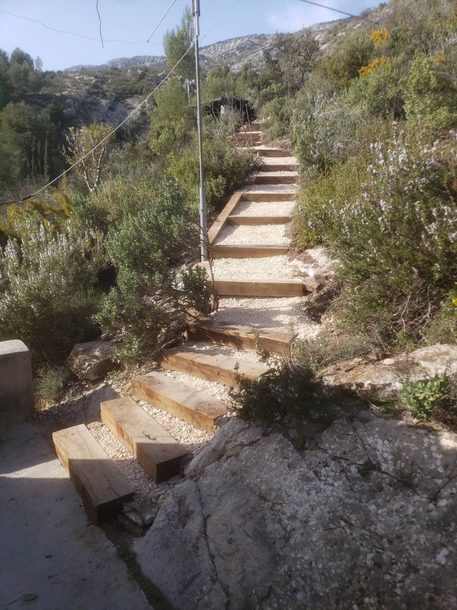 Bel escalier en bois sur la Sainte Victoire
