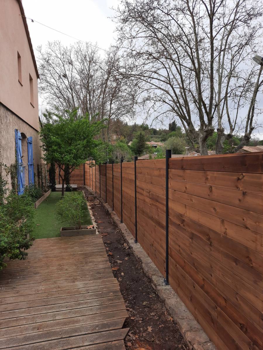 Palissade en bois classe poteau alu à Bras à côté de St Maximin dans le Var