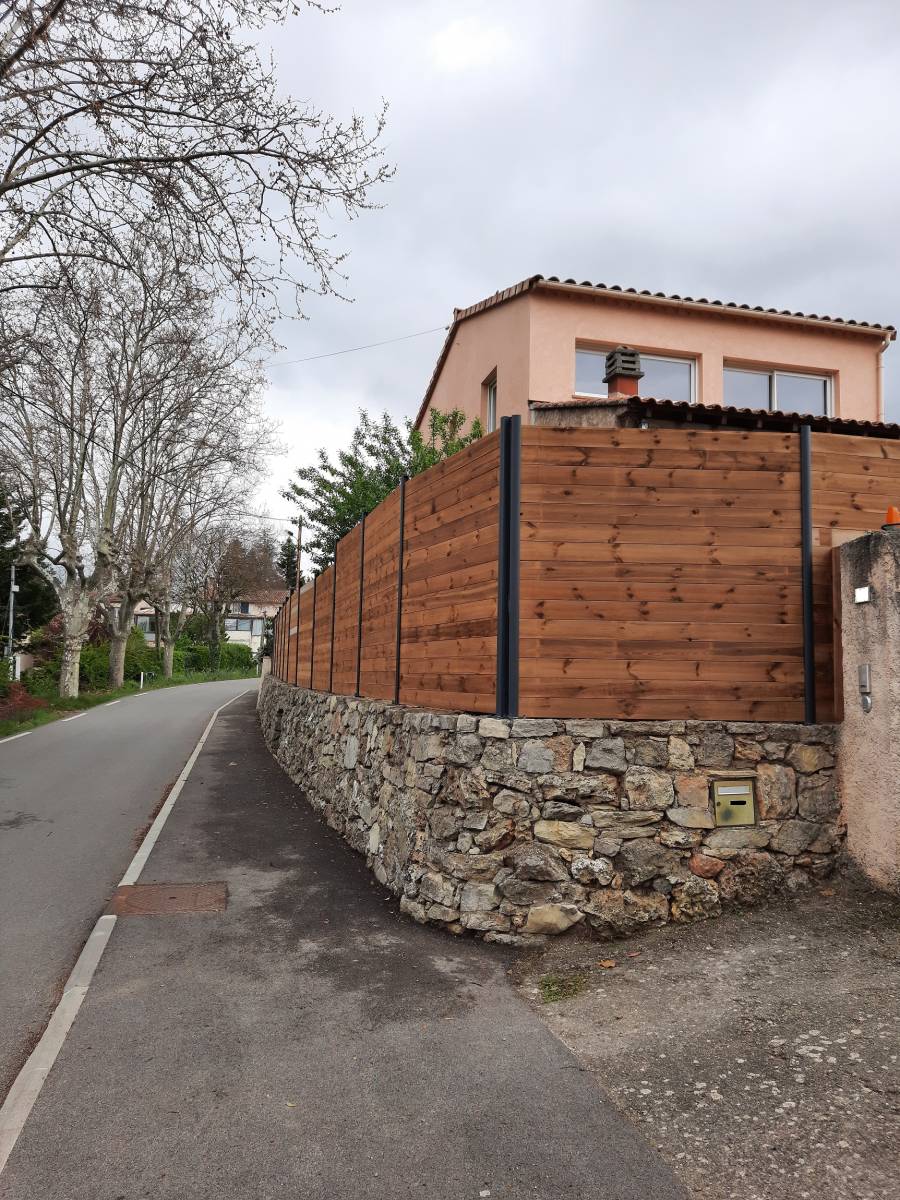 Une belle palissade en bois à Bras dans le Var