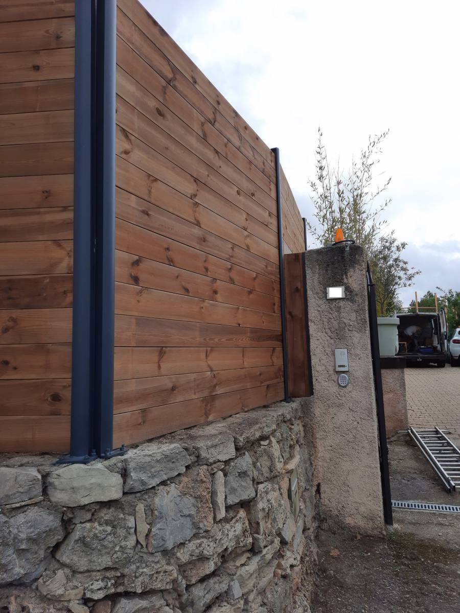 Palissade et finition au plus juste sur le poteau dans le Var