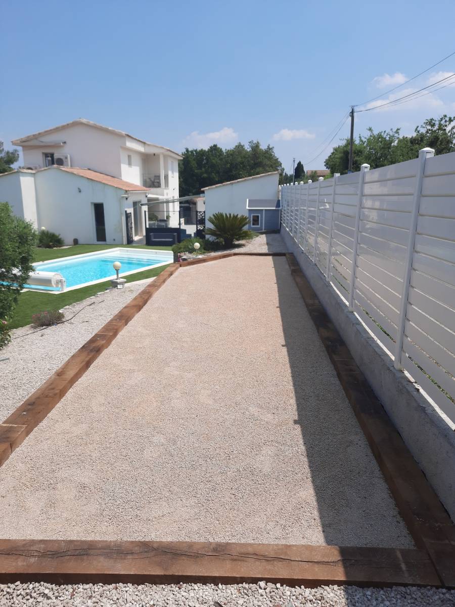 Jeu de boule ou terrain de pétanque à Saint Maximin La Sainte Baume  près d'Aix en Provence