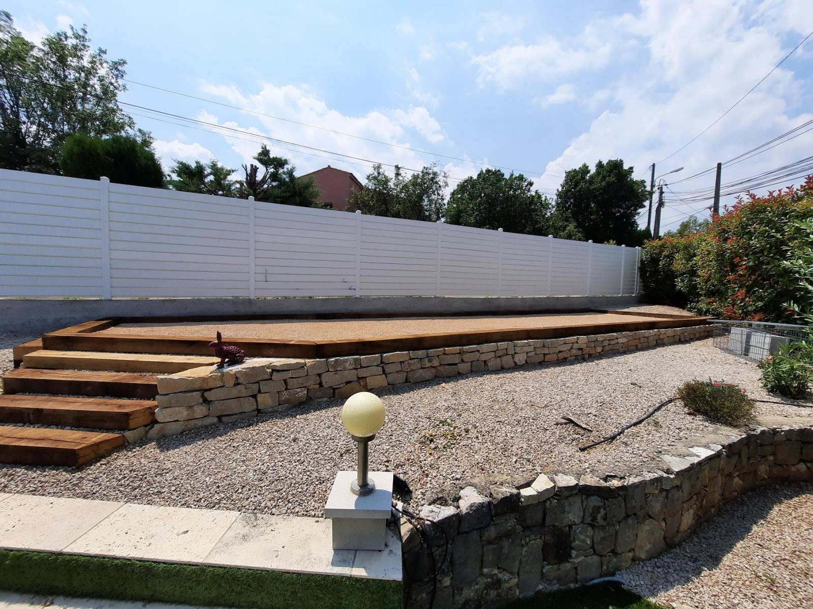 Terrain de pétanque avec un escalier en traverse paysager à Saint Maximin