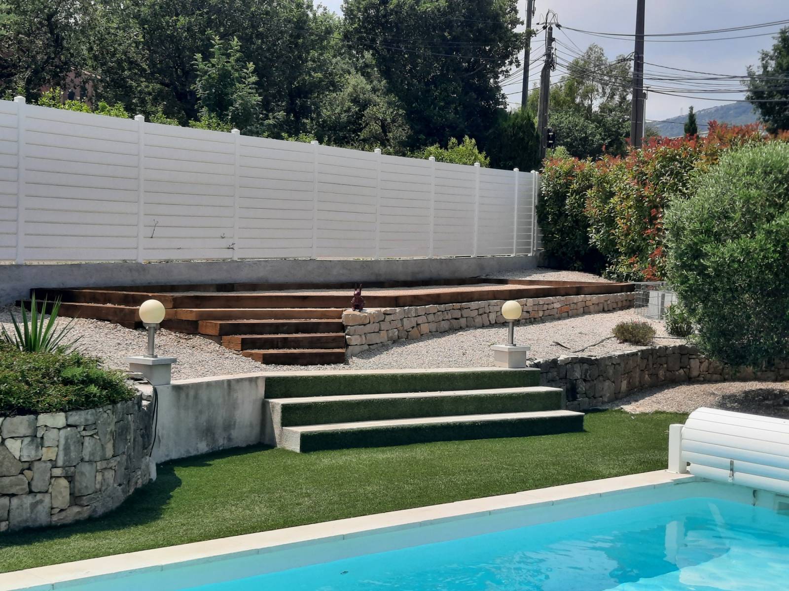 Vue d'ensemble piscine et jeu de boule dans le Var