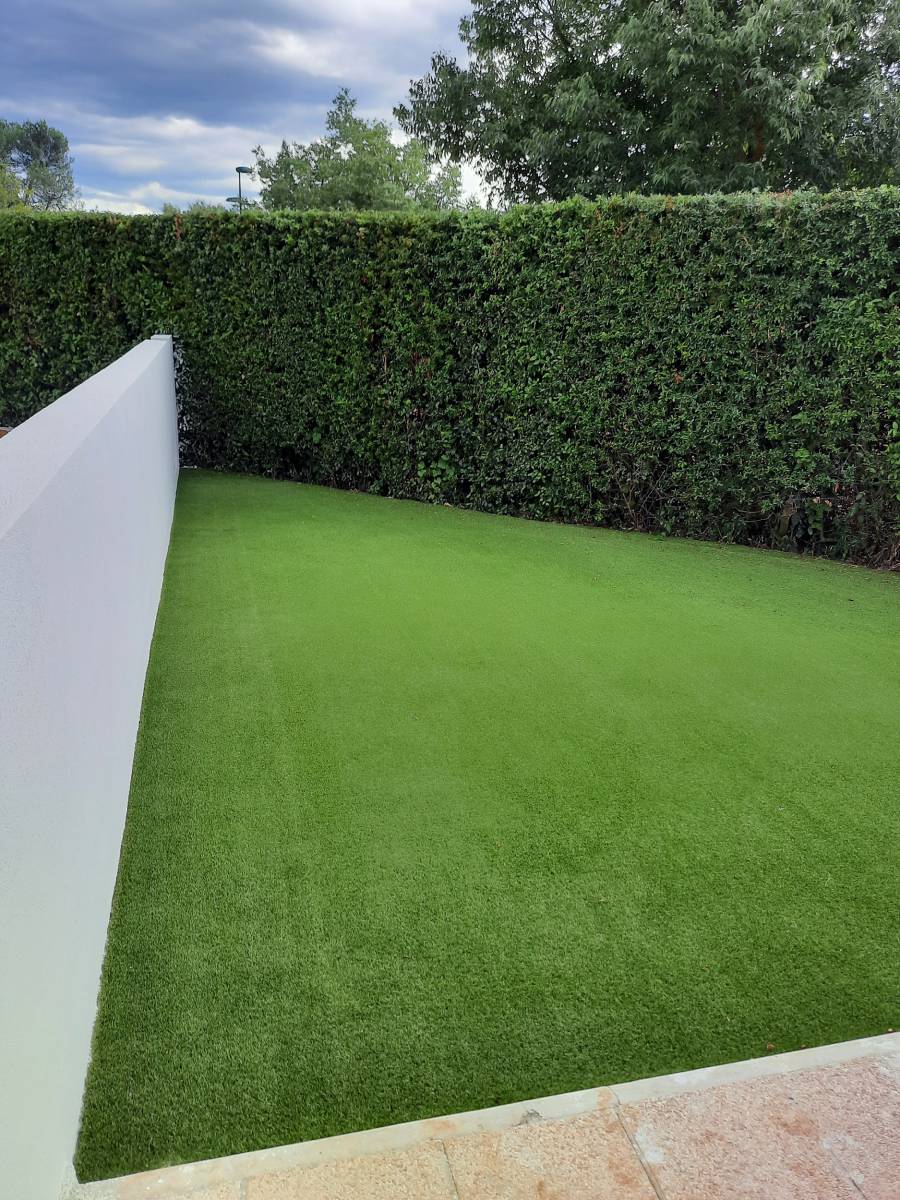 Installation de pelouse synthétique à Saint Maximin La Sainte Baume dans le var