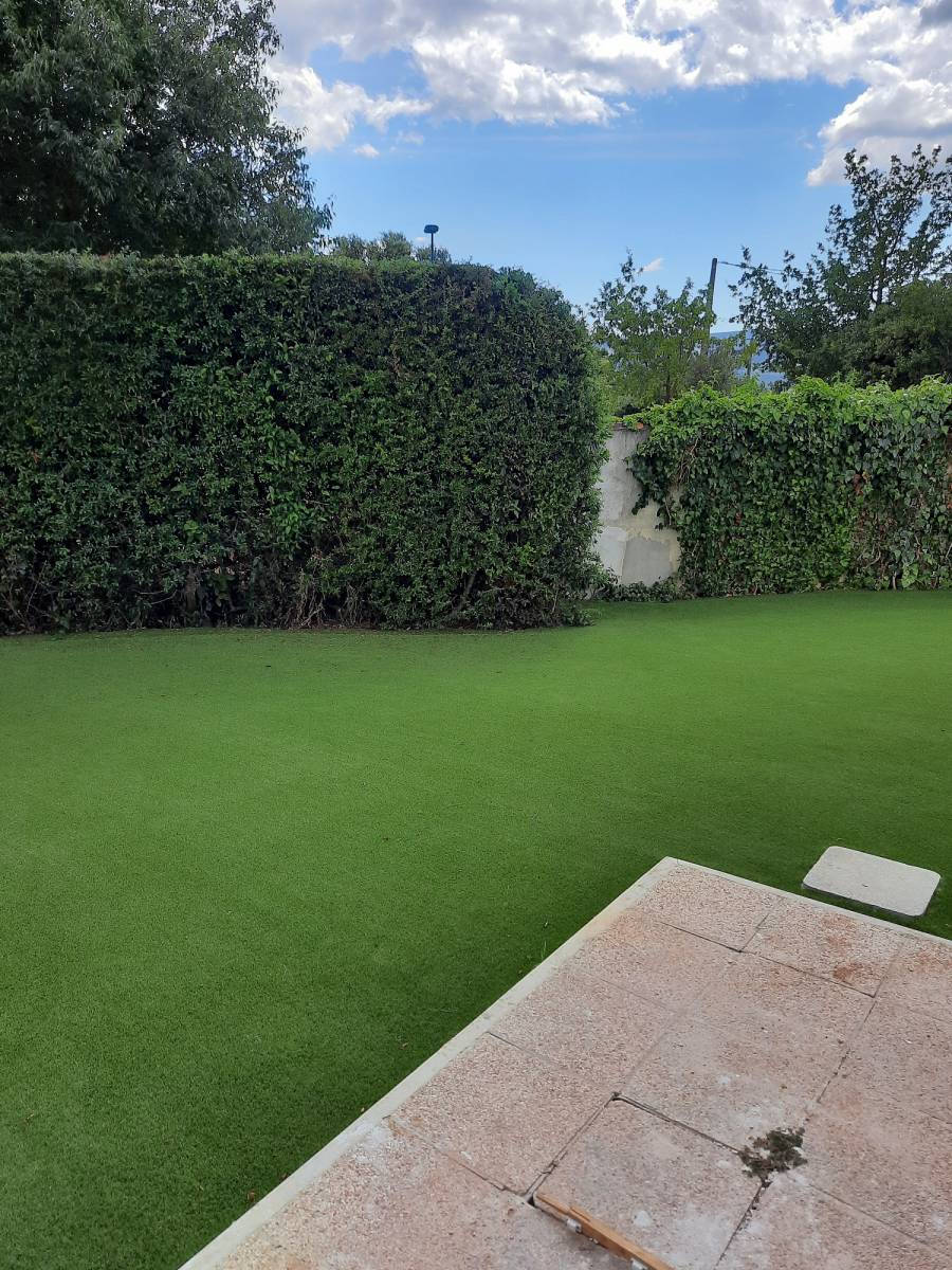 Plaquage d'un gazon synthétique Royal Grass Aura dans le Var