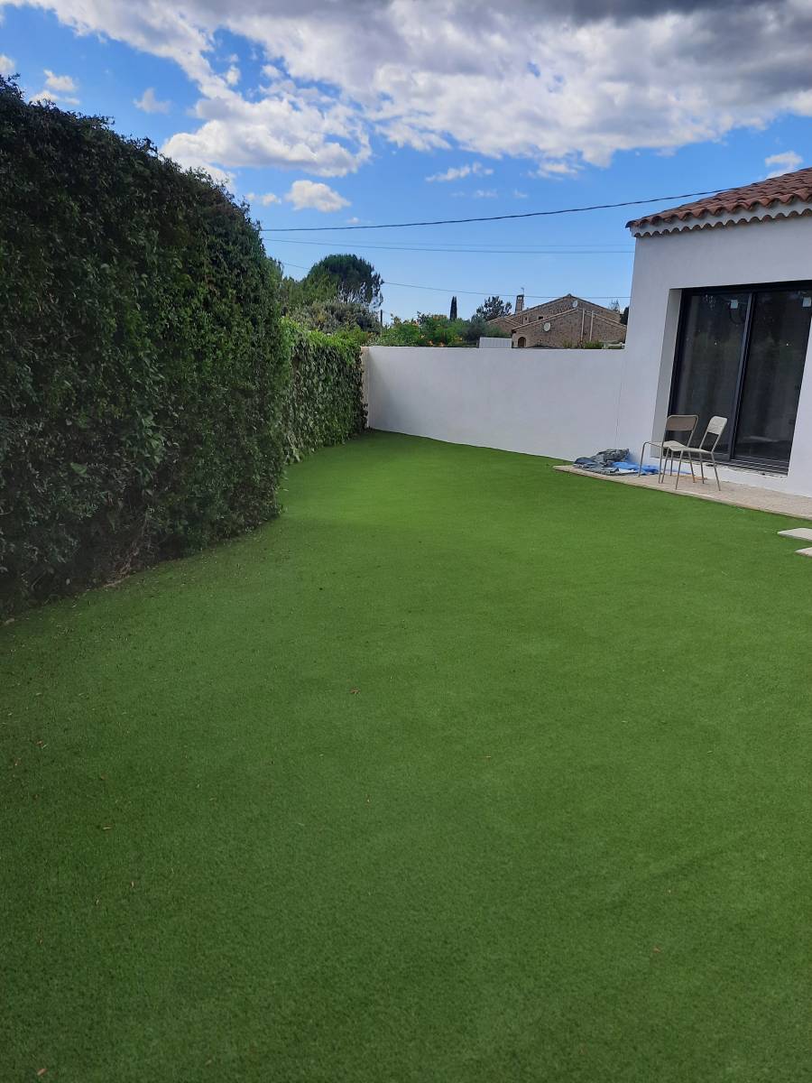 Gazon Synthétaique installé dans ce jardinet à Sain Maximin dans le Var