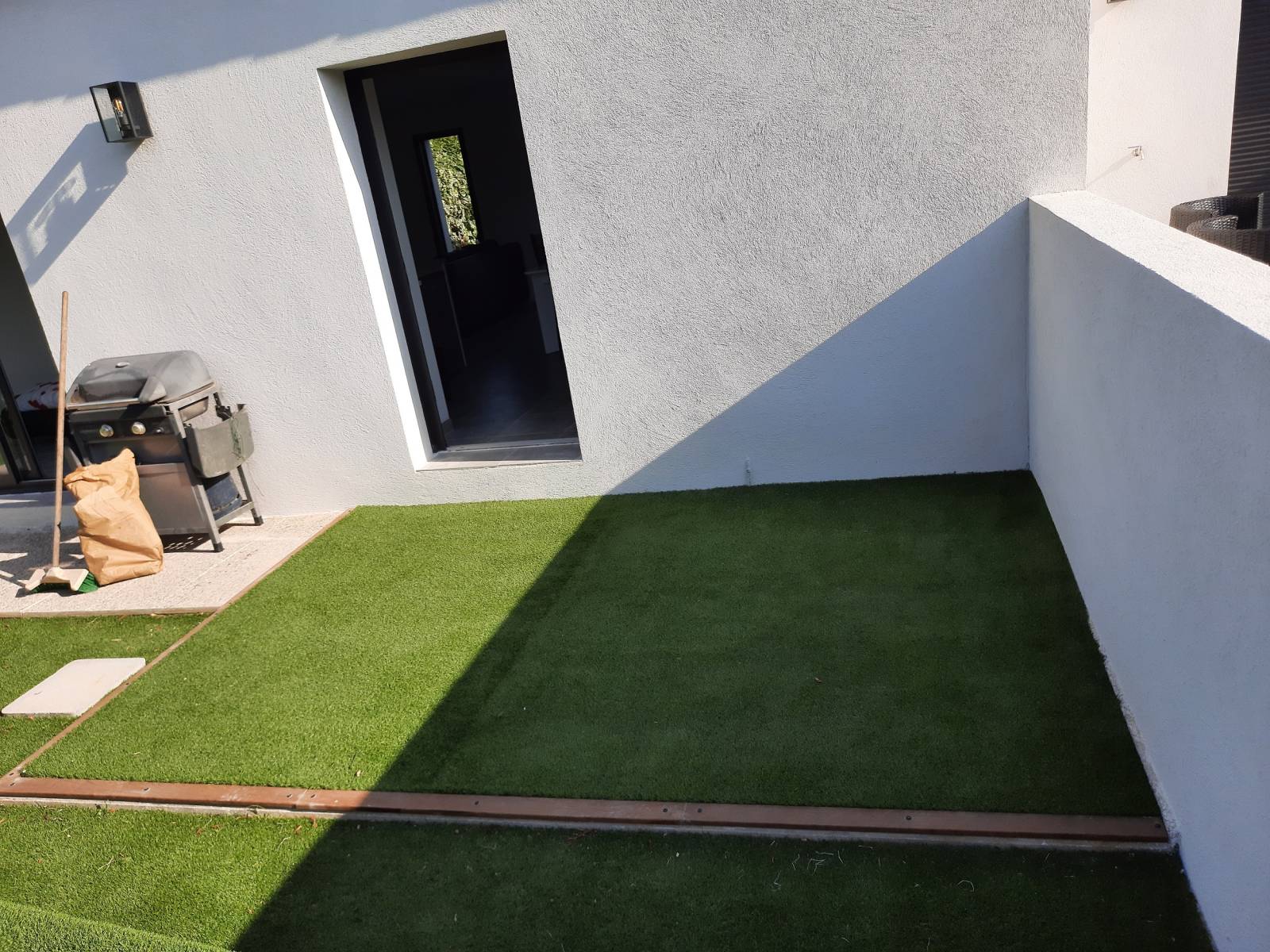 Extension de gazon synthétique jusque sur la terrasse du jardin à Saint Maximin la Sainte Baume
