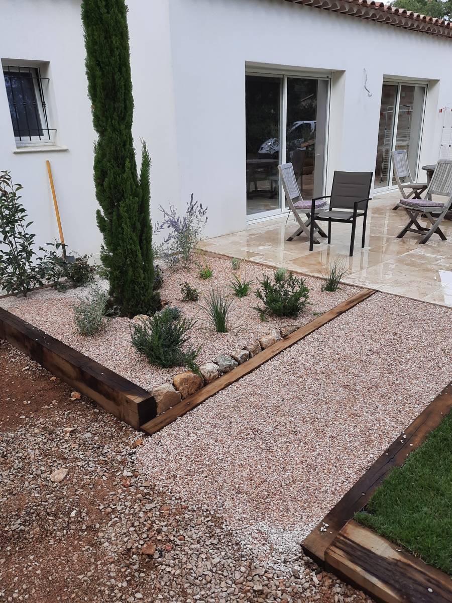 Espace paysager avec accès PMR à NansLes Pins dans le Var