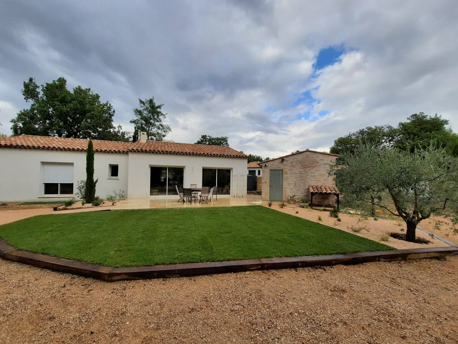 Aménagement paysager avec gazon et olivier dans le Var