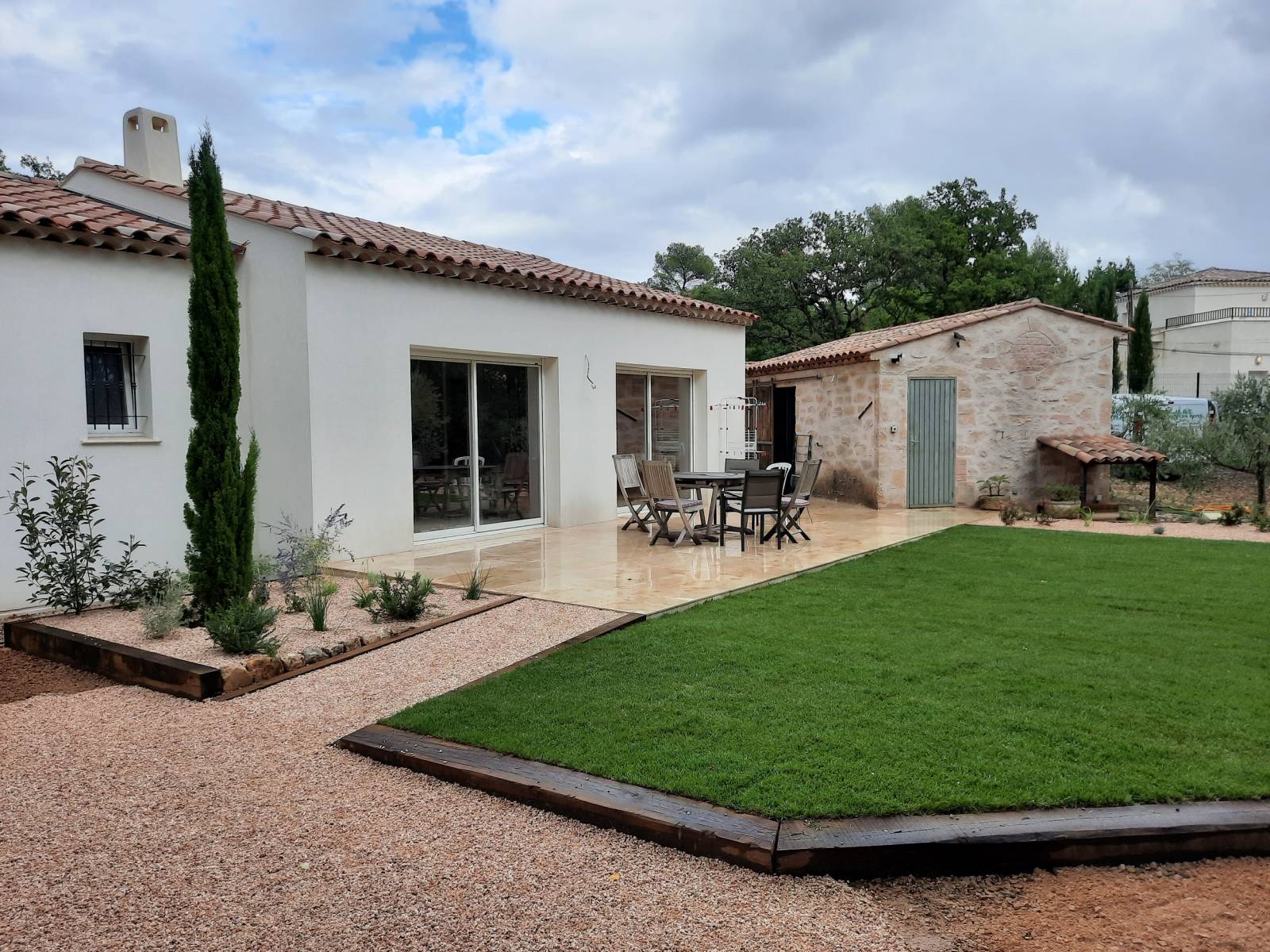 Améangement paysager autour d'une terrasse avec accès PMR dans le Var