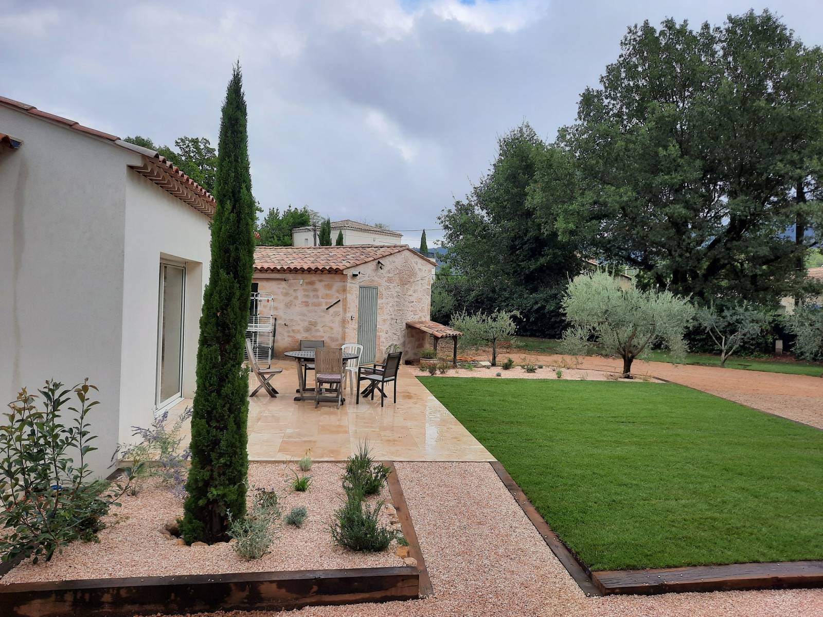 Accès pour Personne a Mobilité Réduite dans le jardin d'une villa à Nans les Pins