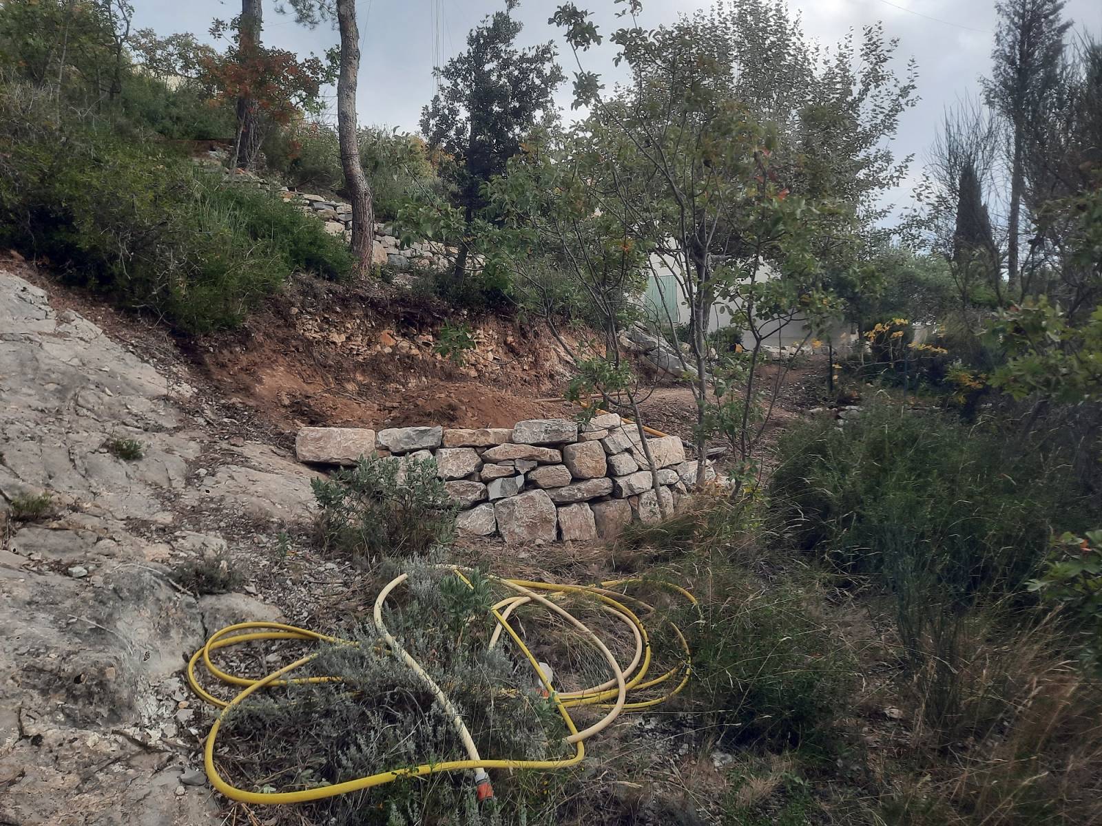 Création d'une restanque en pierres sèches à Puyloubier à côté d'Aix en Provence