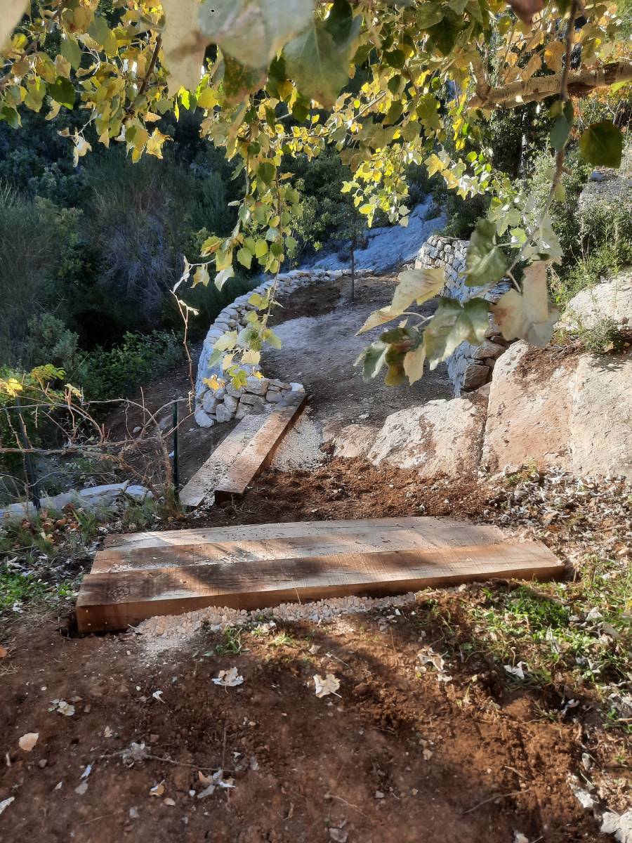 Traverse paysagère pour créer un escalier en colline dans les bouches du Rhône