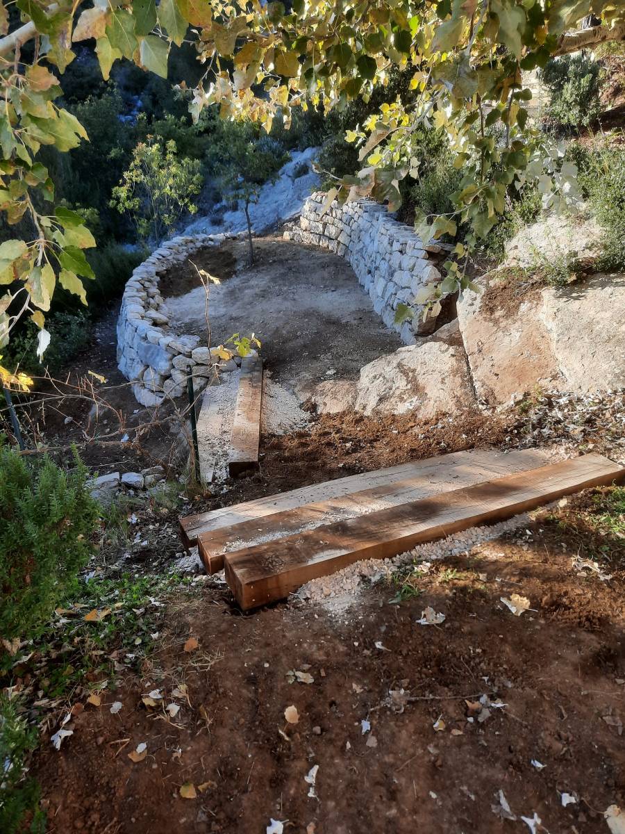 Pose des Marches pour faciliter l'accès au bancaou dans le var