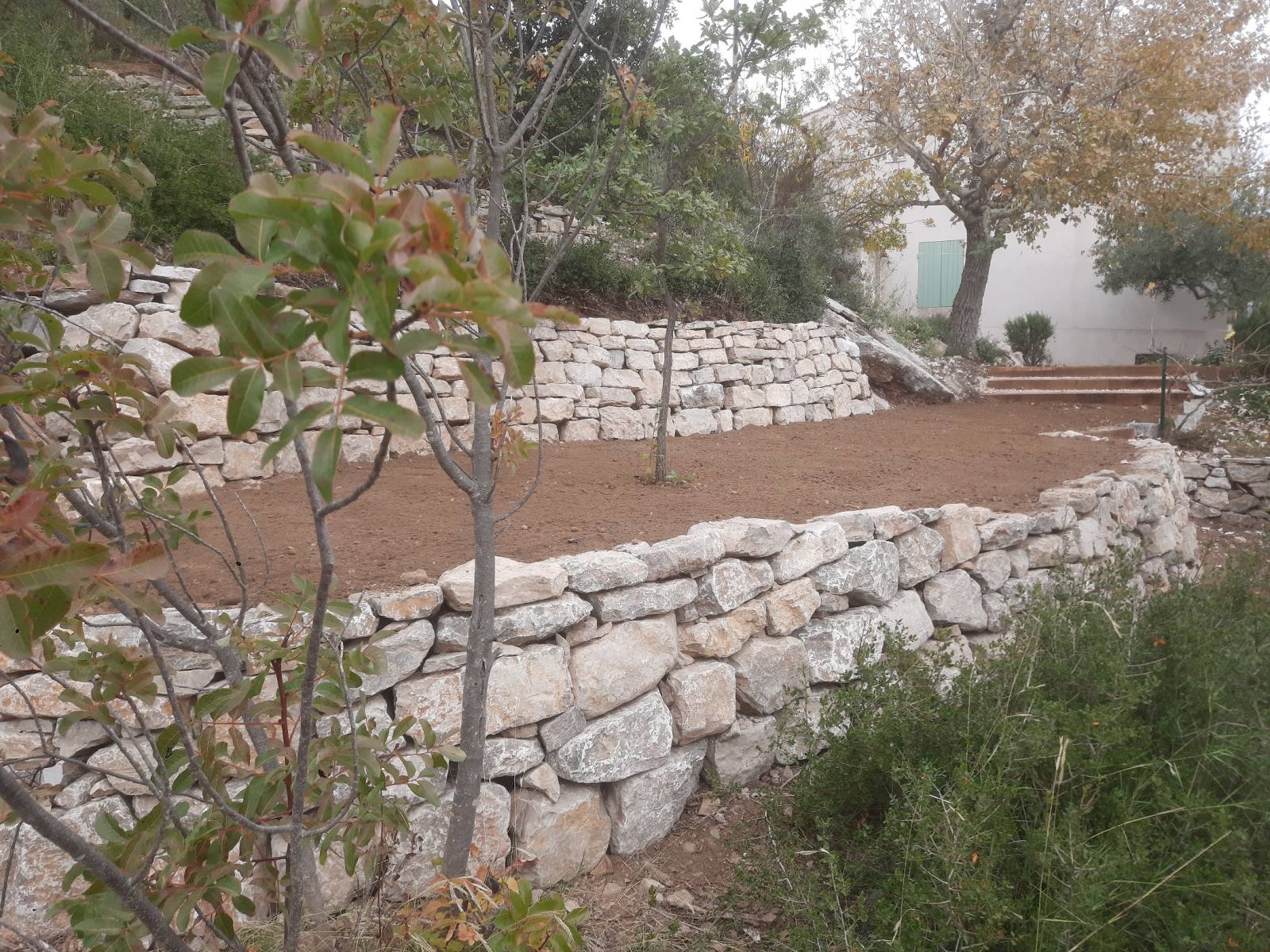 Un bancaou tenu par deux restanques en pierres sèches dans le var