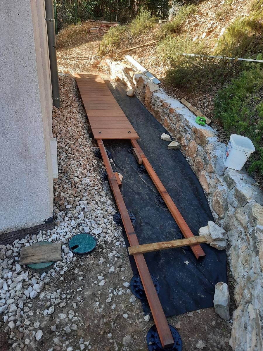 Géotextile noir, plots réglables, lames ipé à viser dans le var