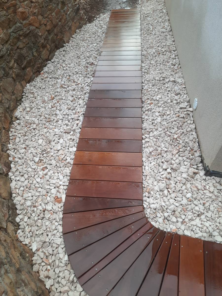 Un beu soleil dans une passerelle en bois dans le Var