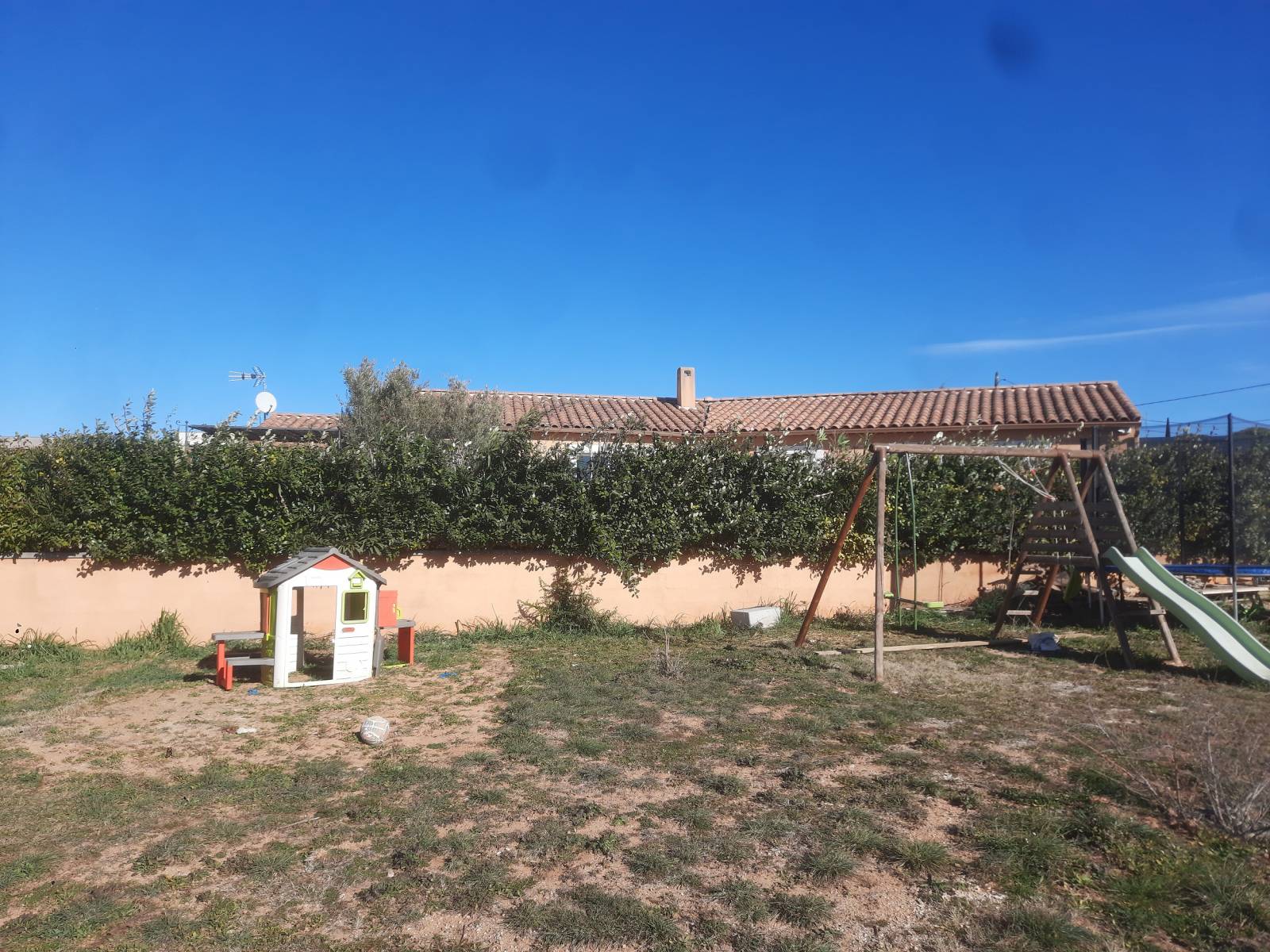 Une haie envahissante non entretenue remplacée par un clôture en plastique recyclé dans le Var