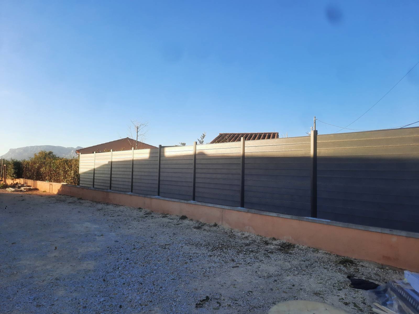 Un clôture en plastique recyclé type palissade sur un muret à Pourrières dans le Var