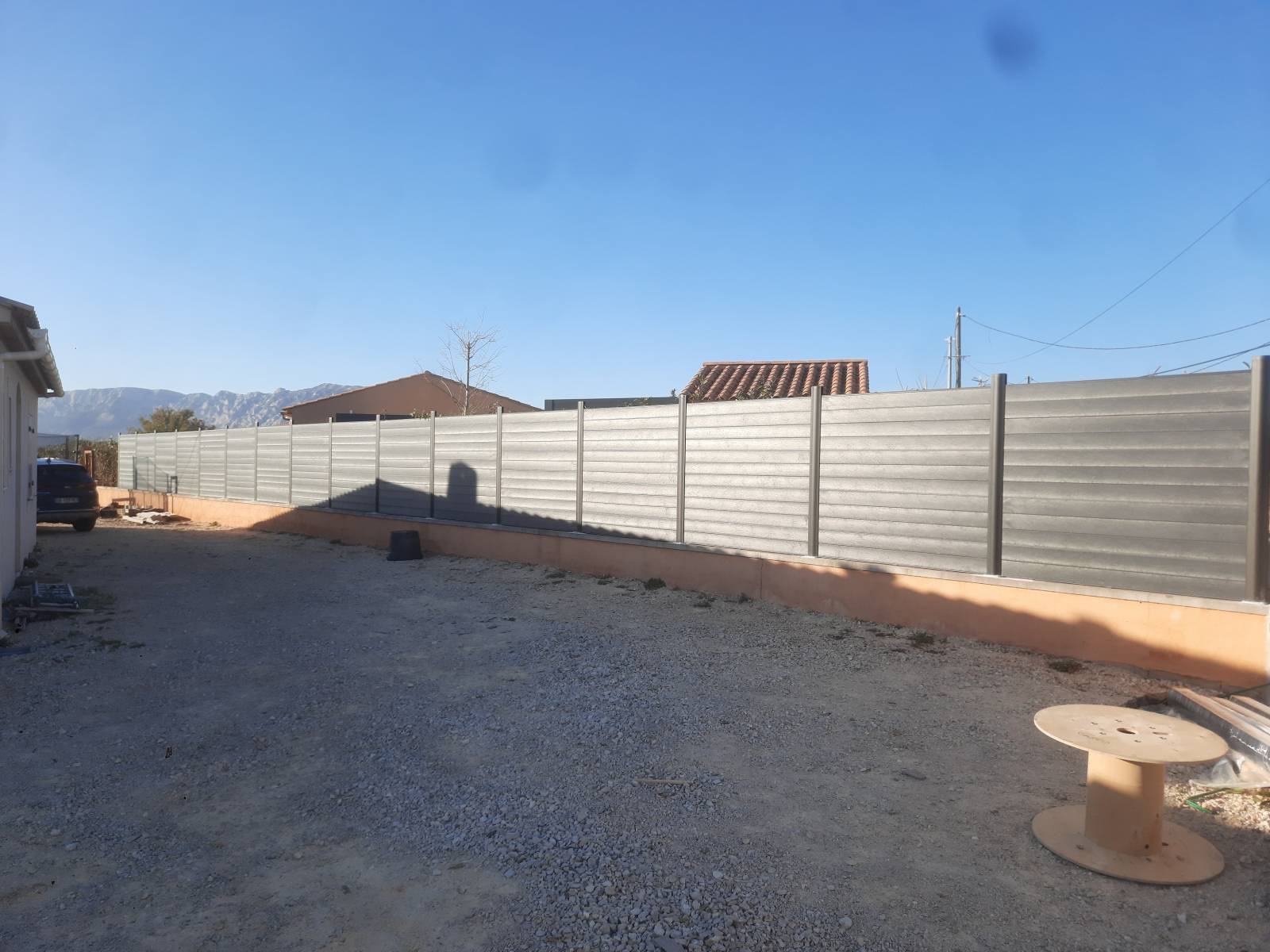 Une cloture en plastique recyclé c'est sans entretien pendant plus de 20 ans même dans le Var