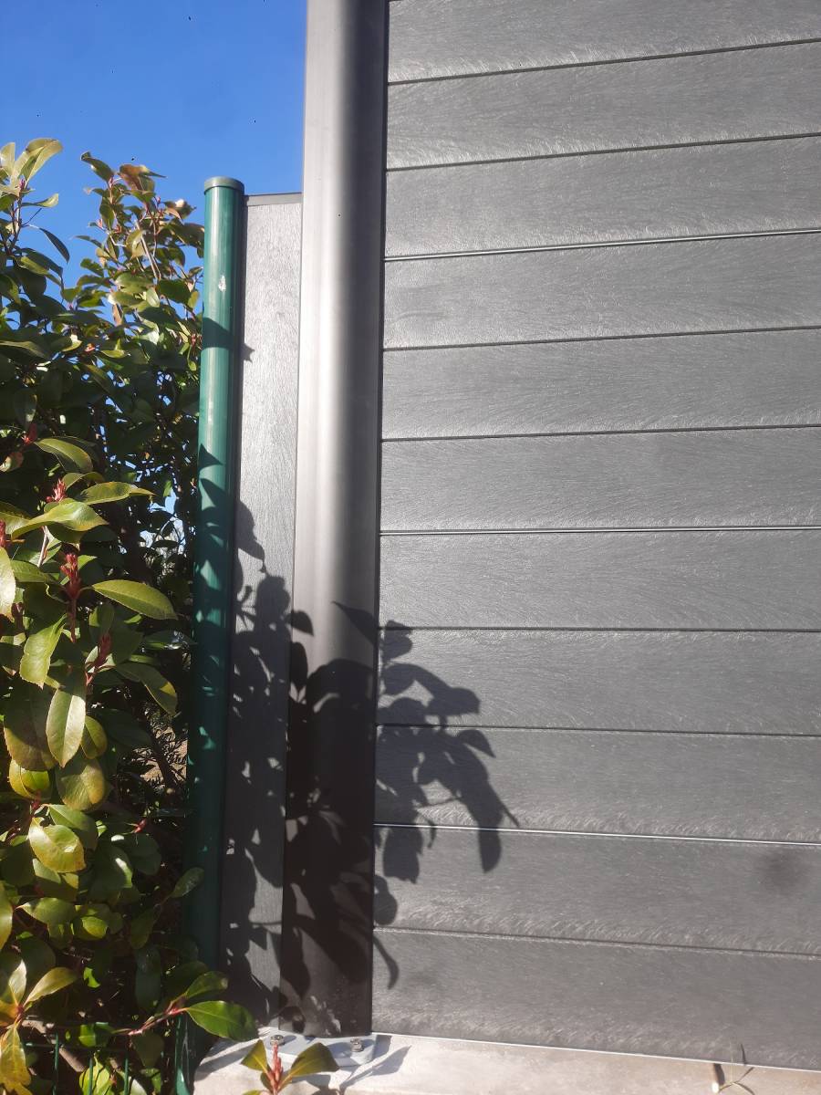 Finition sur une cloture rigide avec une cloture en plastique recyclé à Pourrières