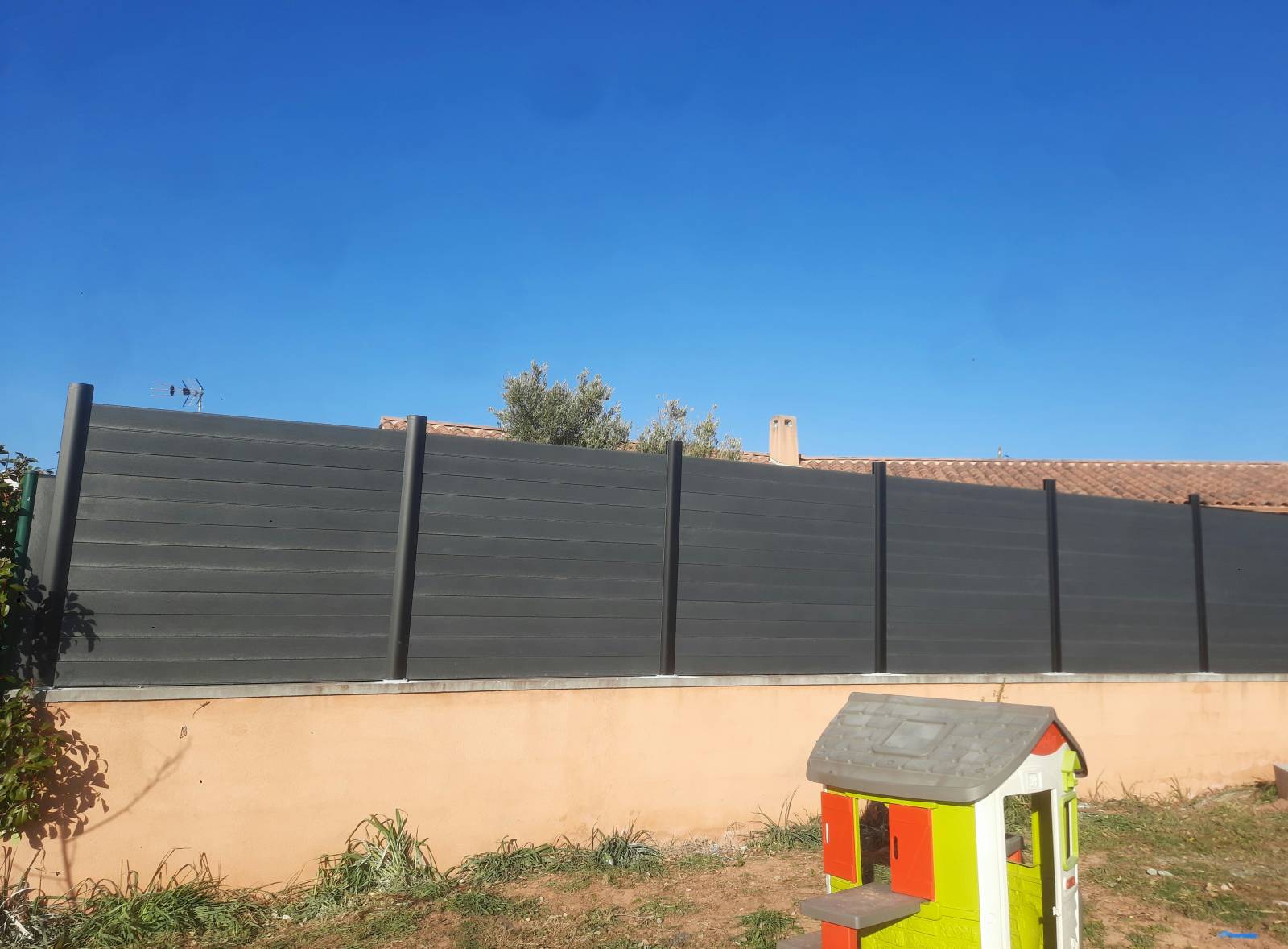 Une cloture en plastique type palissade dans le Var par JADE Espaces Verts