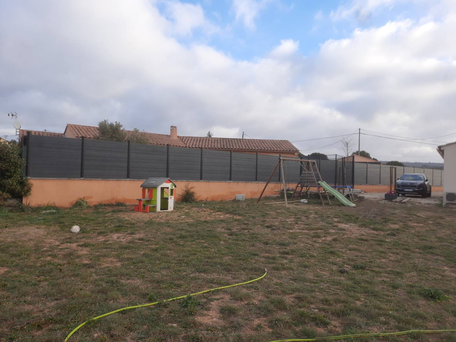 Une cloture typr palissade avec des planches en plastique recyclé dans le Var