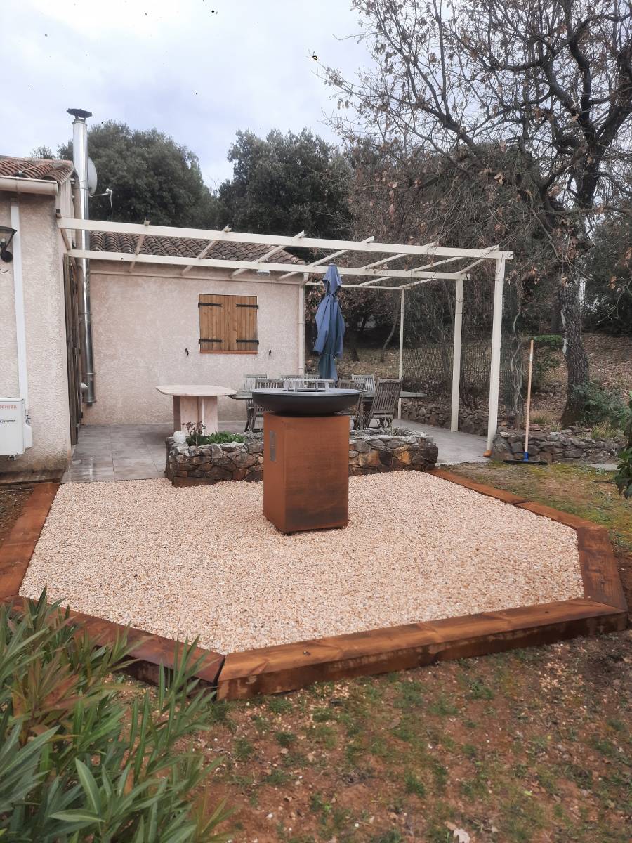 Brasero plancha vendu et installé par JADE Espaces Verts dans le Var