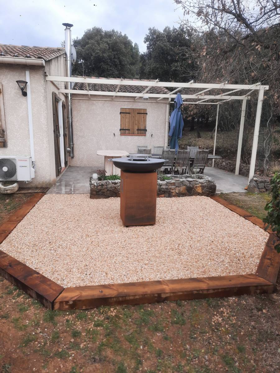 Un espace convivial autour d'un brasero plancha à st Maximin dans le Var