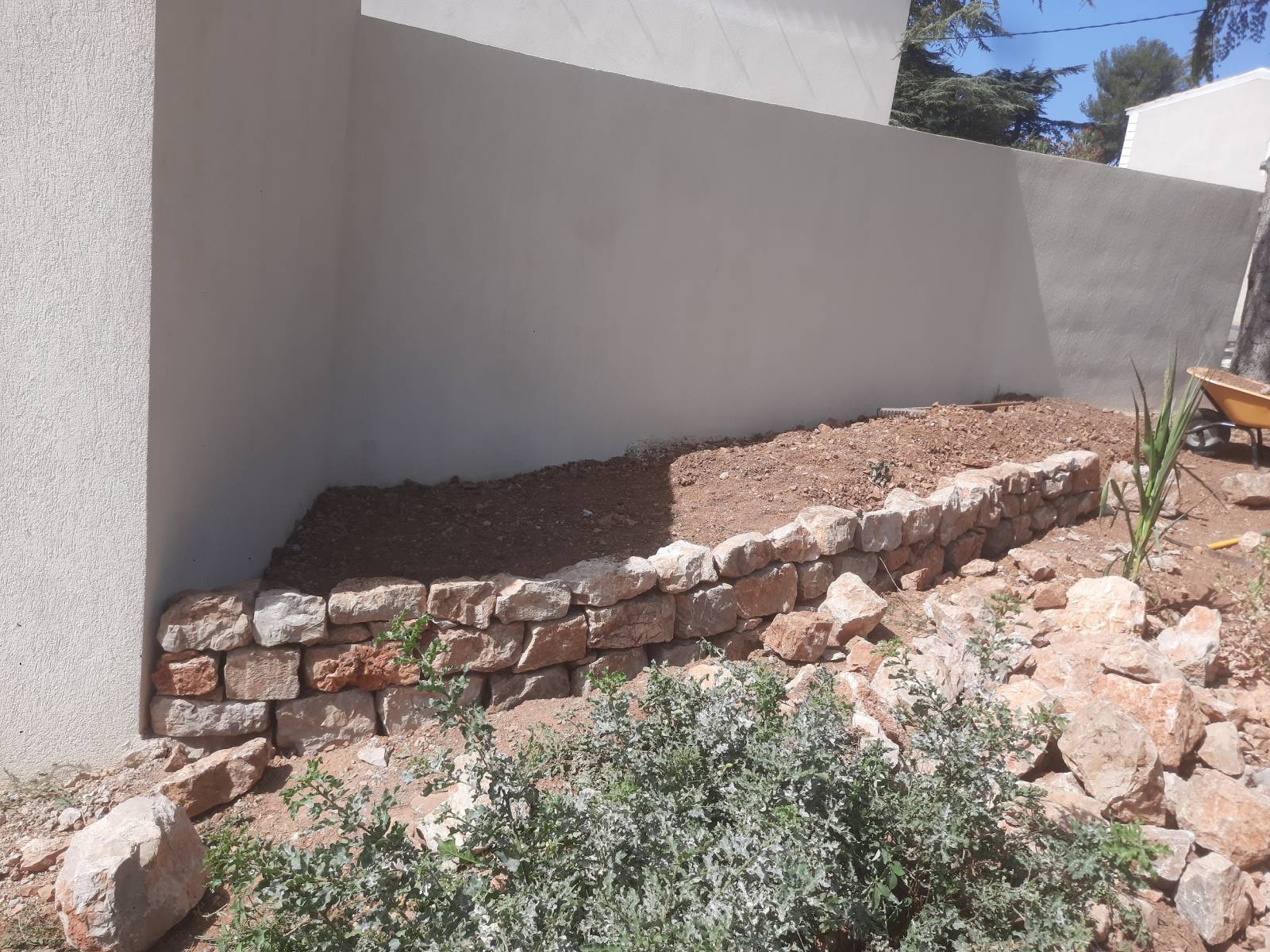 Création d'une jardinière avec un muret en pierres sèches à St Maximin La Ste Baume
