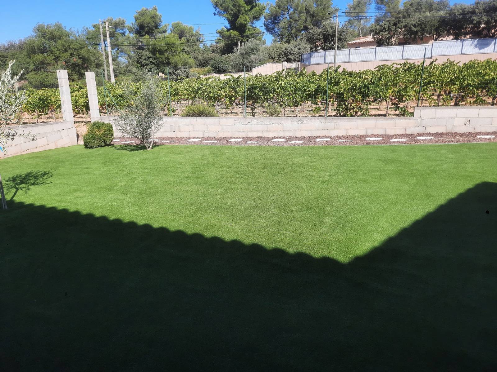 Gazon synthétique installé  sur la partie avant du jardin à Pourrières très acceuillant.