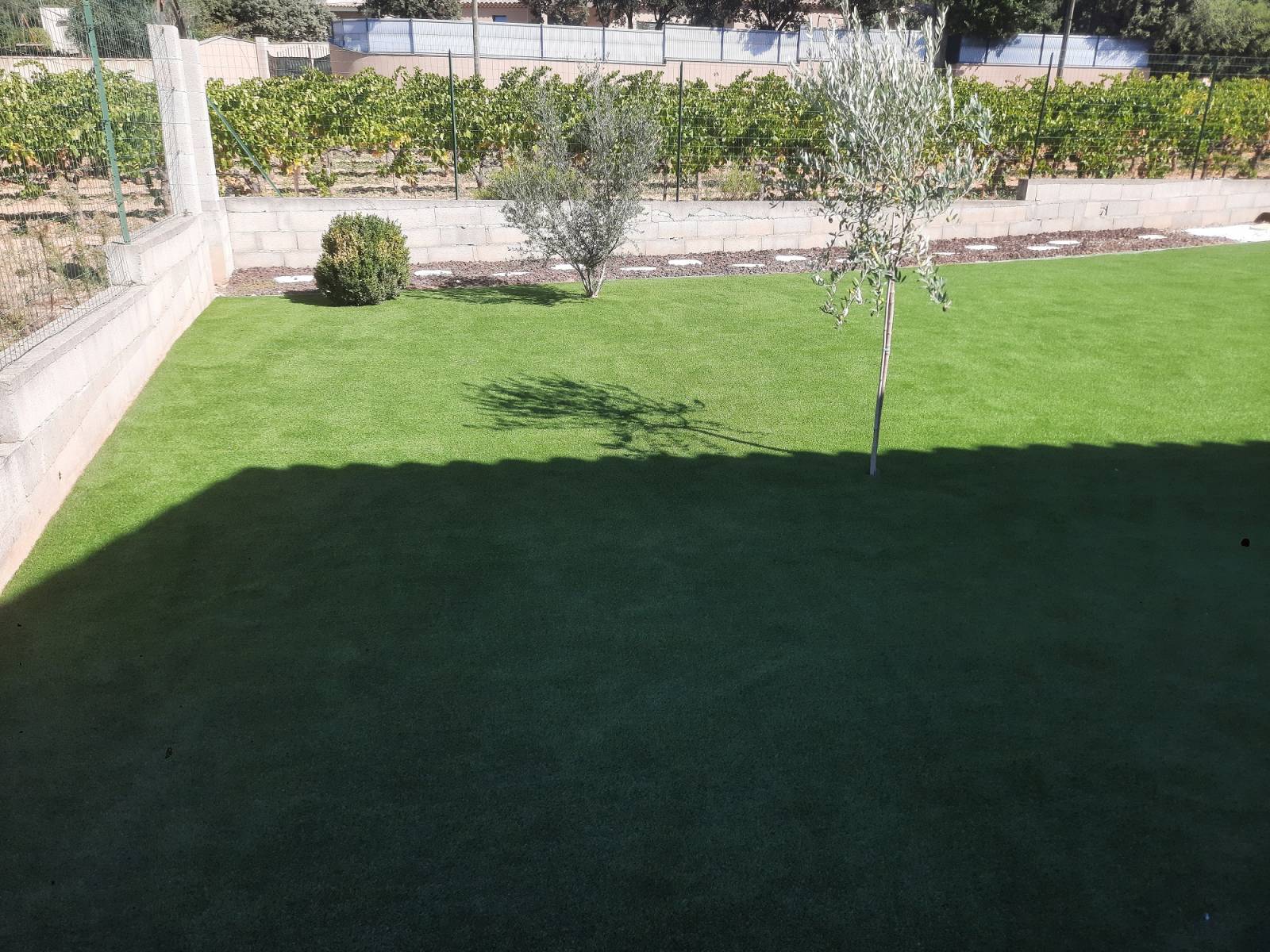 Gazon synthétique de chez Royal Grass® modèle Aura 30 mm avec fibres V-Shape installé dans le Var par JADE Espaces Verts