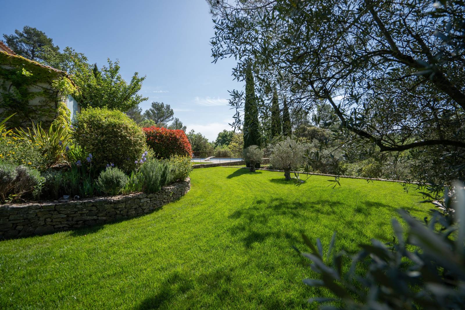 La fin de l'été chaud, l'automne saison fantastique et l'hiver vivifiant par le froid.