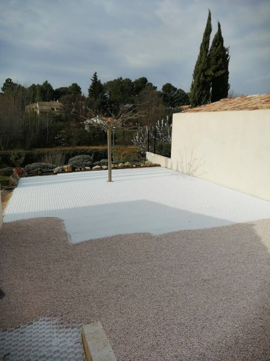 Plantation d'une haie dans un grand espace vert près de Trets 13530