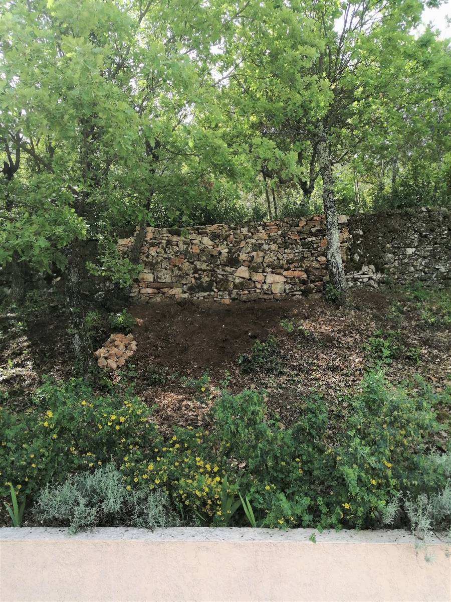 restauration d'un mur en pierres sèches à Saint Maximin dans le Var