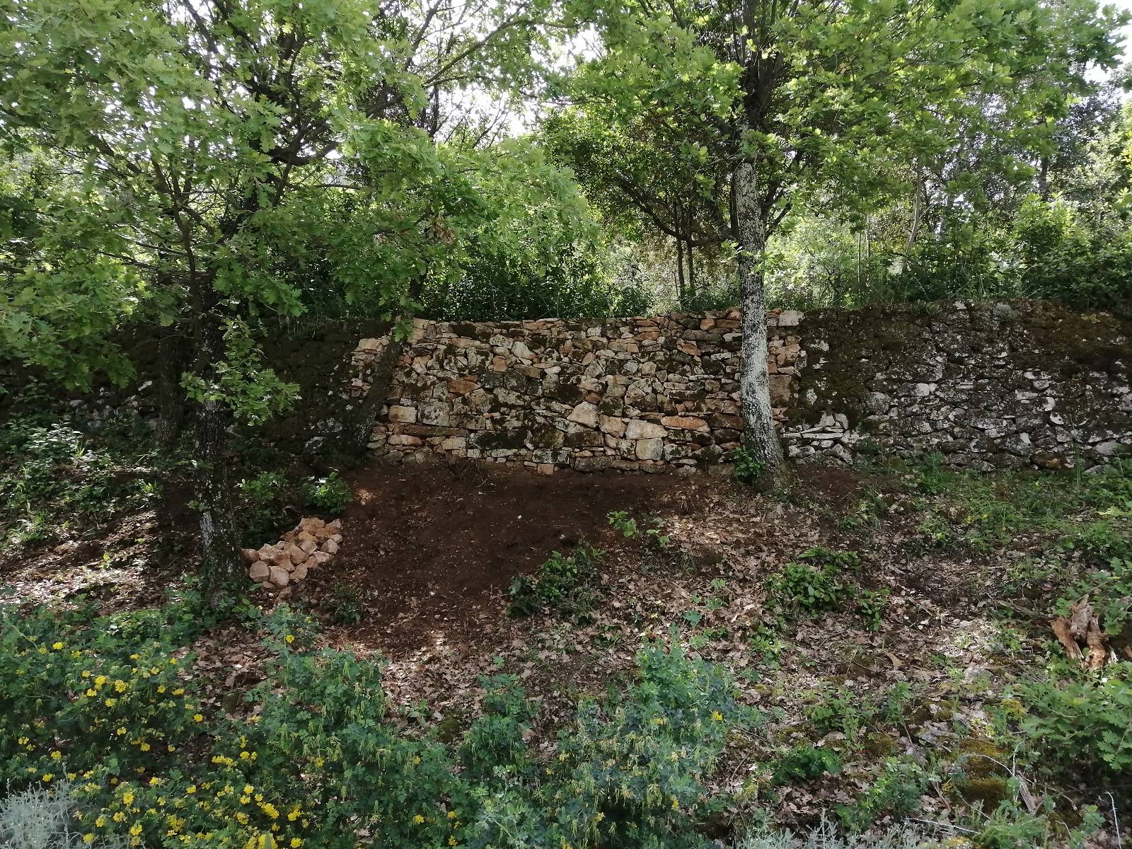 Reprise d'un mur en pierres sèches éboulées dans le var
