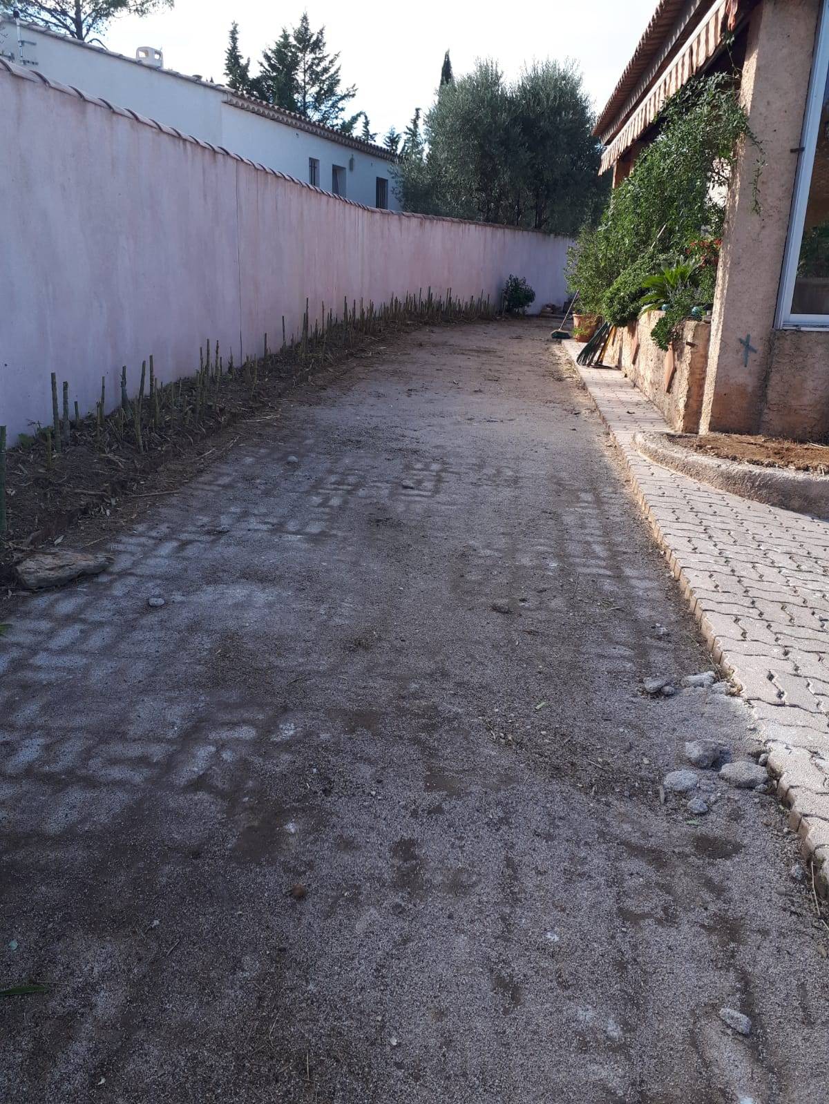 Zone pavé et bambous nettoyée dans le var