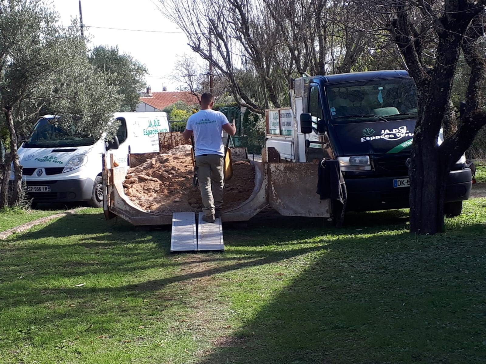 Evacuation de la terre, graviers et rhizomes de bambou à St Maximin La Ste Baume dans le Var