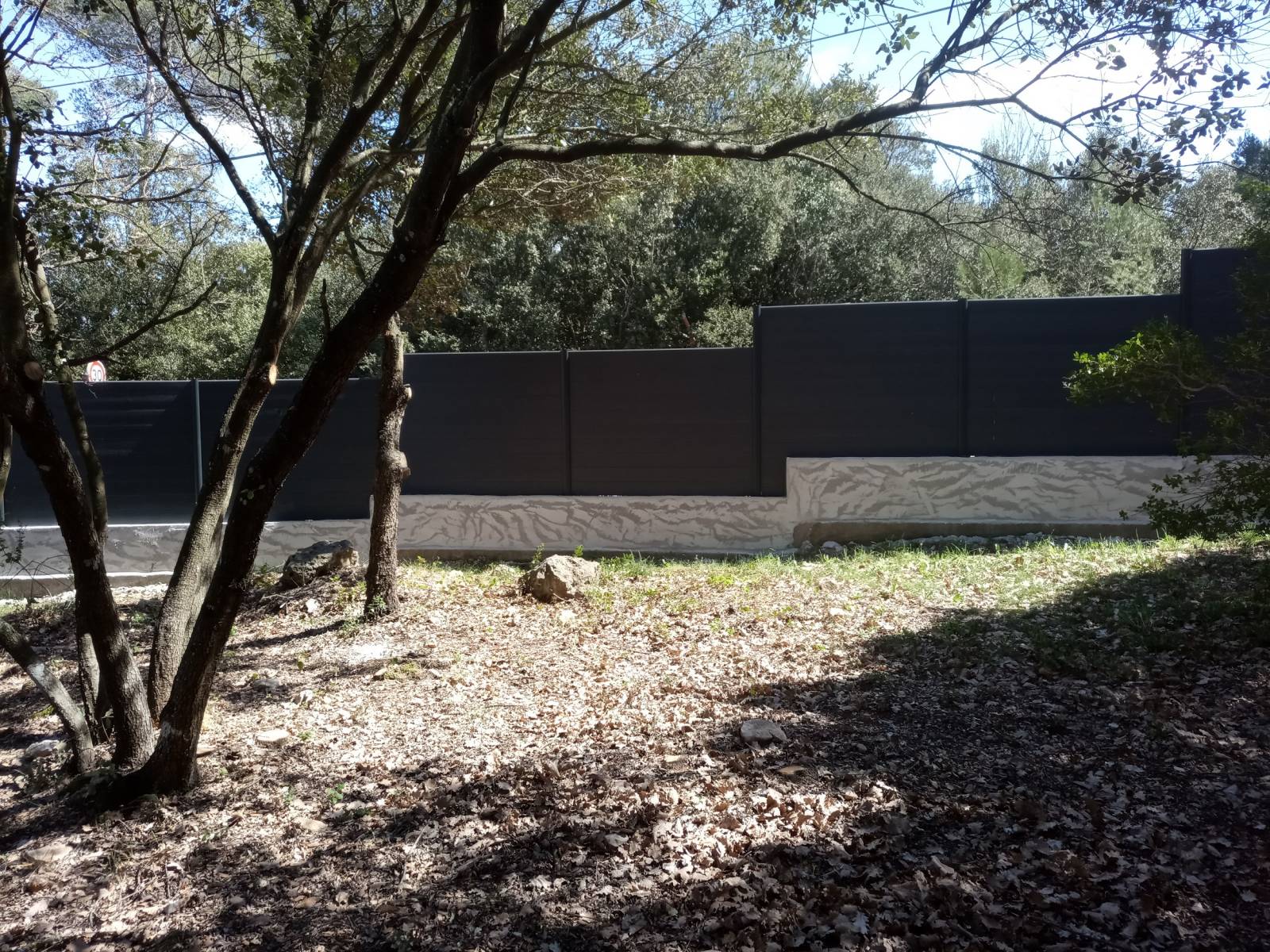 Clôture type palissade en plastique recyclé à St Maximin dans le Var