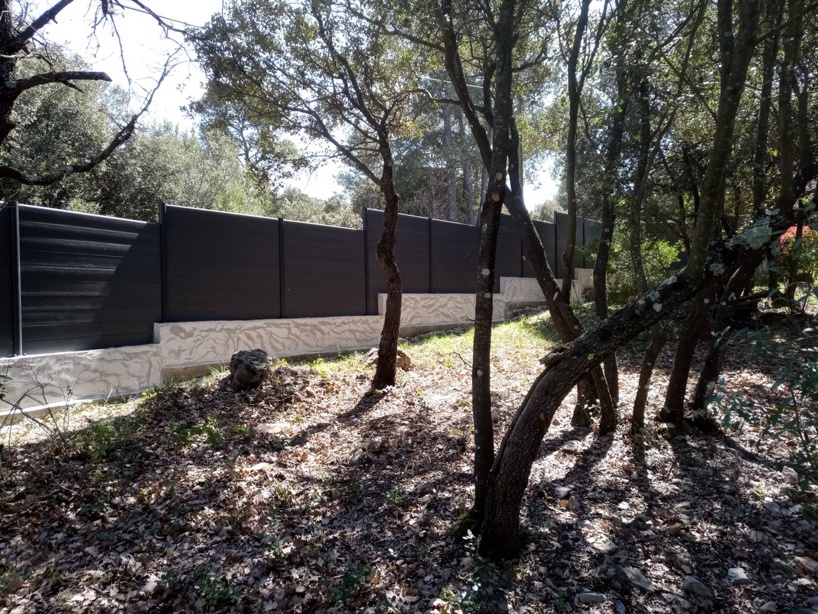 Clôture en plastique recyclé spéciale bord de mer aux embruns du Var